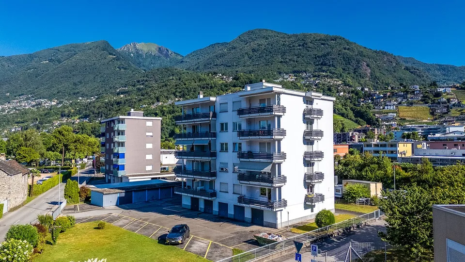 4.5 locali con vista aperta a Tenero - Terrasse und Weitsicht