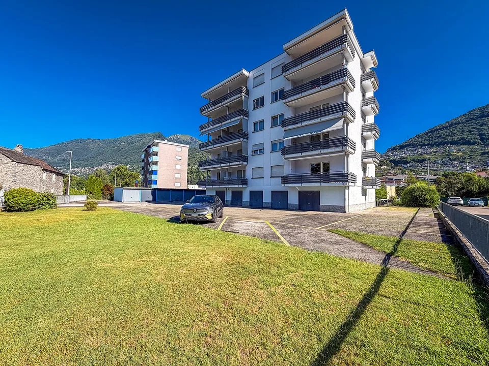 4.5 locali con vista aperta a Tenero - Terrasse und Weitsicht