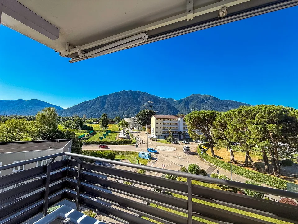 4.5 locali con vista aperta a Tenero - Terrasse und Weitsicht