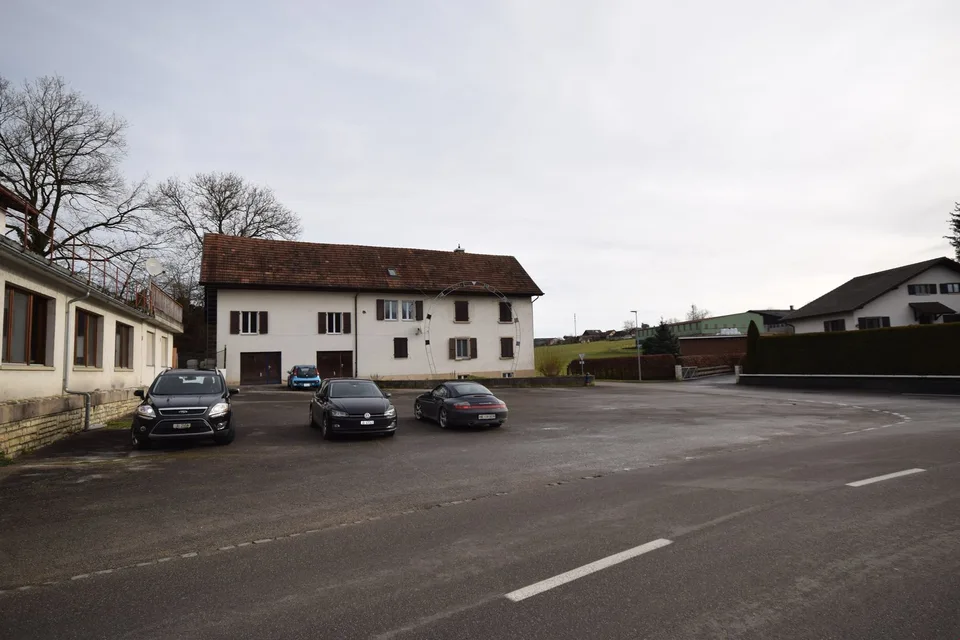 A vendre 2 appartements, 1 restaurant, 1 dépôt et grand parking.