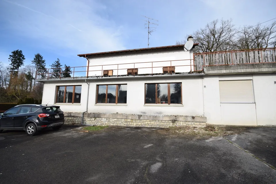 A vendre 2 appartements, 1 restaurant, 1 dépôt et grand parking.