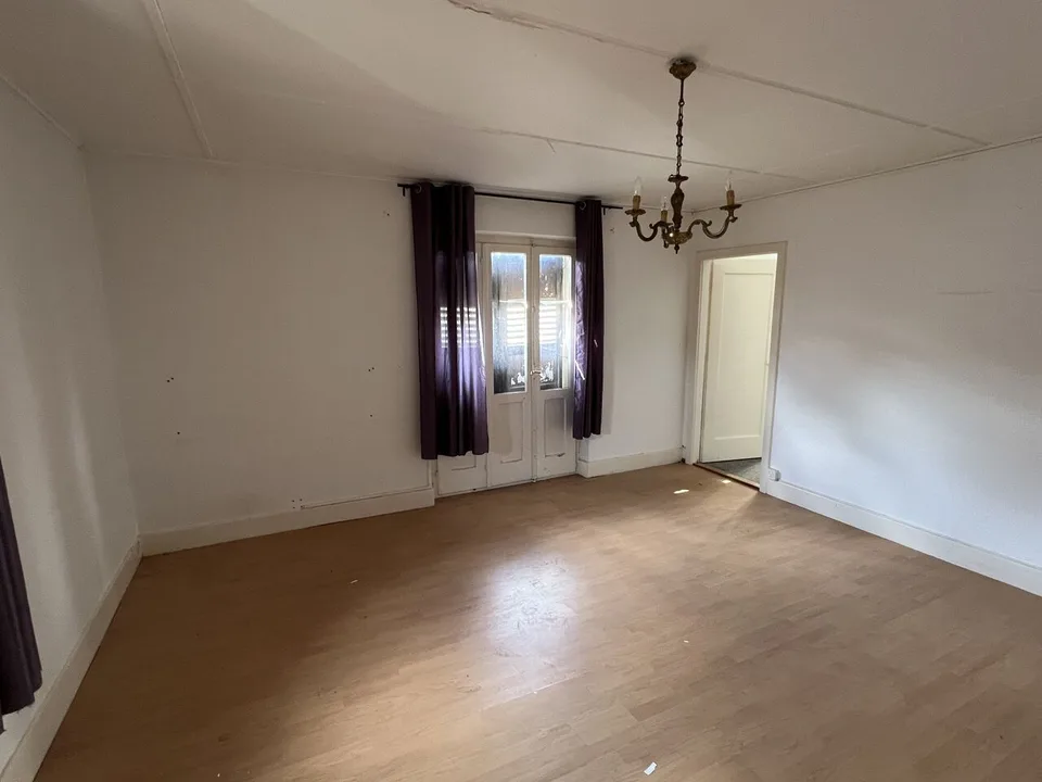 A vendre 2 appartements, 1 restaurant, 1 dépôt et grand parking.