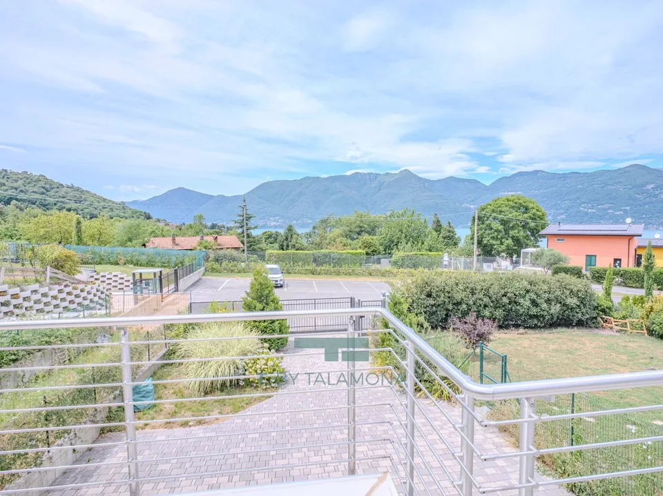 Appartamento moderno con terrazza e vista panoramica in un complesso residenziale elegante