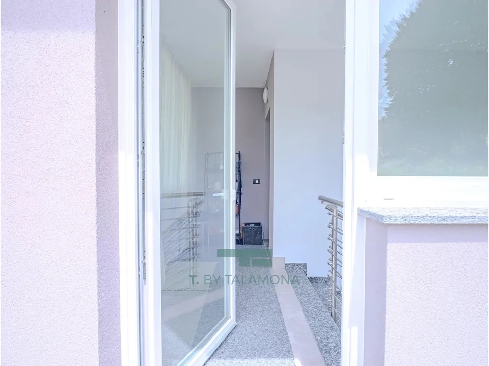 Appartamento moderno con terrazza e vista panoramica in una residenza elegante – foto 6 di 13