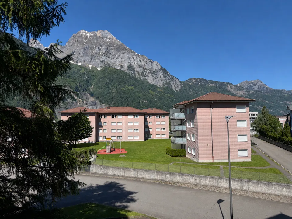 Affascinante appartamento di 5 locali con balcone e vista panoramica ad Altdorf