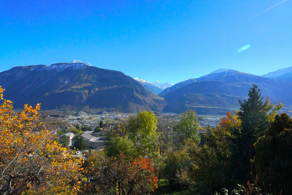 VILLA 6,5 ZIMMER MIT 2,5 ZIMMER WOHNUNG UNVERGLEICHLICHER AUSBLICK / VENTHÔNE