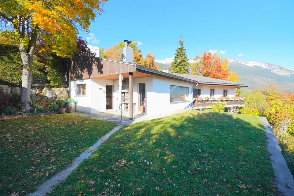 VILLA 6,5 ZIMMER MIT 2,5 ZIMMER WOHNUNG UNVERGLEICHLICHER AUSBLICK / VENTHÔNE