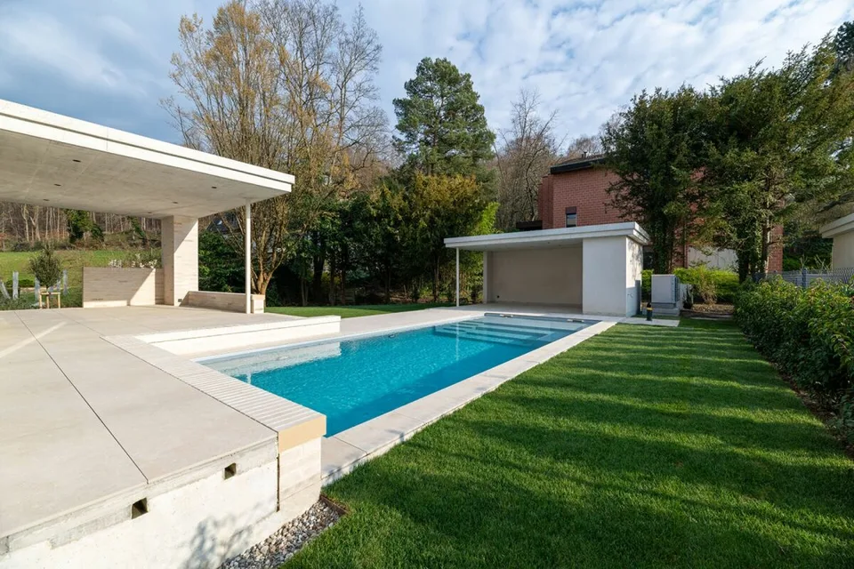Maisonette-Gartenwohnung mit Pool in Riehen --- Duplex garden flat with a pool in Riehen