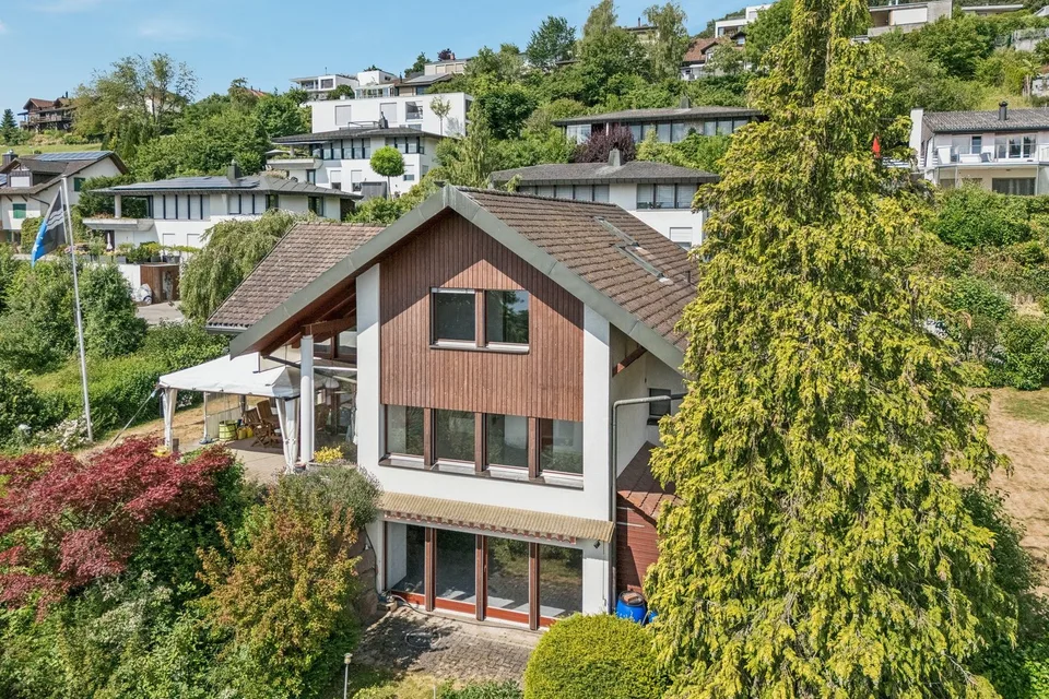 Architektonische Handschrift mit Seeblick