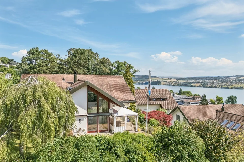 Architektonische Handschrift mit Seeblick