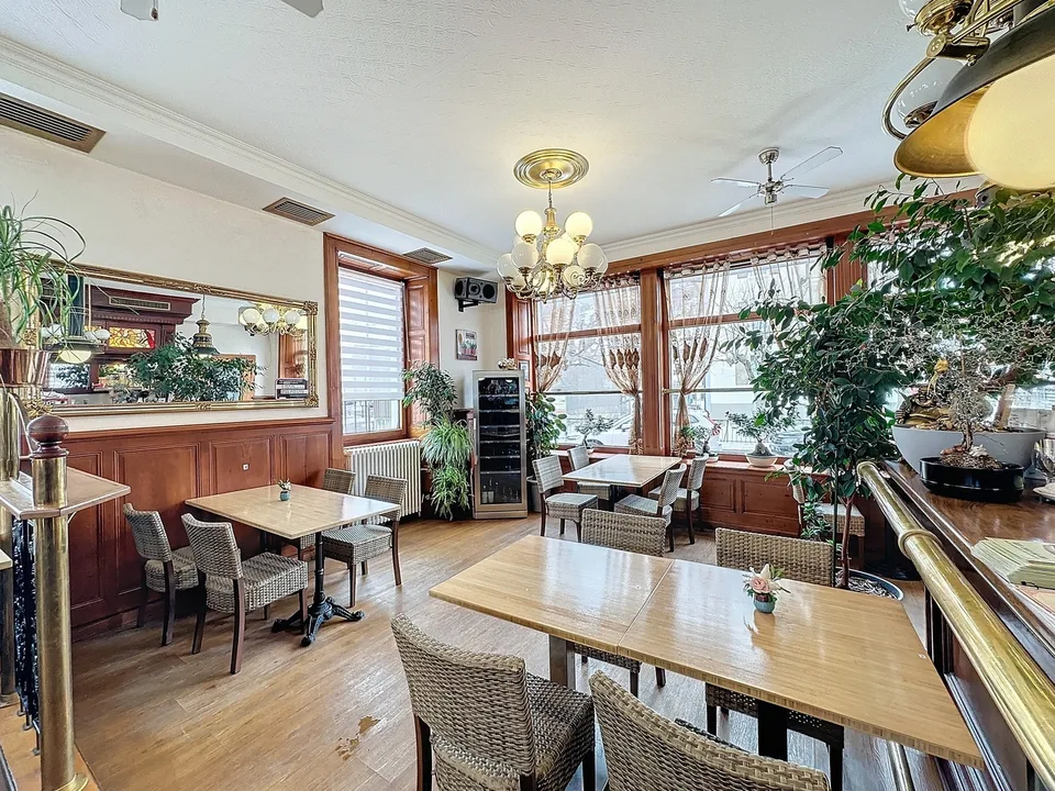 Mischgesetztes Gebäude mit Restaurant