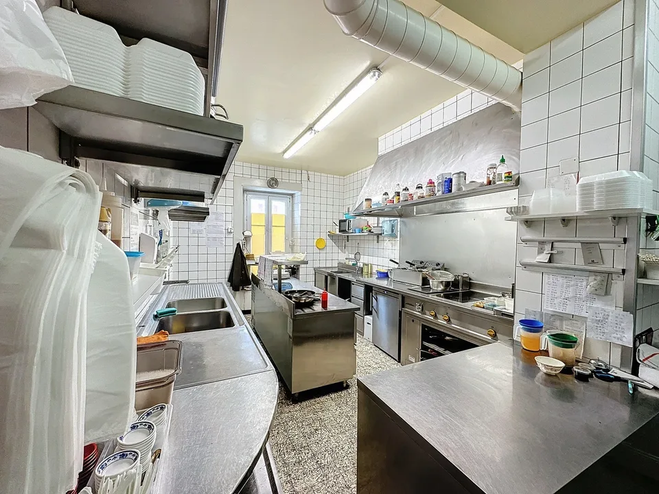 Edificio misto con ristorante – foto 6 di 13