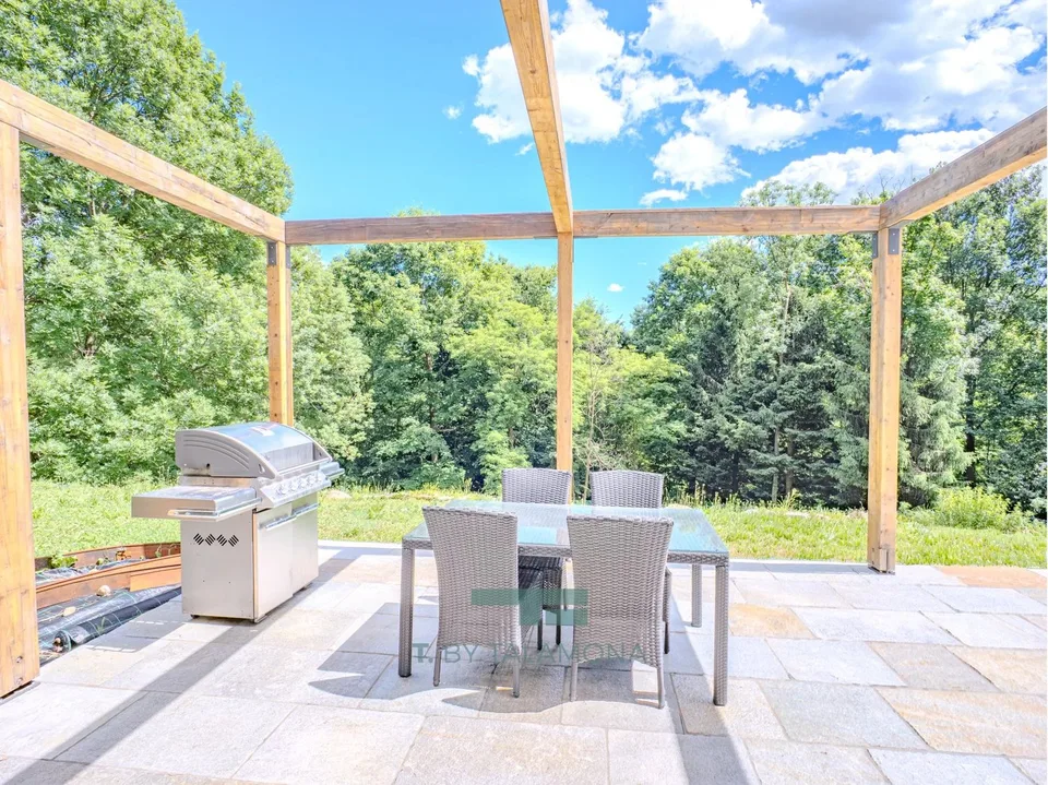 ELEGANT RENOVIERTE FREISTEHENDE VILLA MIT PRIVATGARTEN IN CUASSO AL MONTE