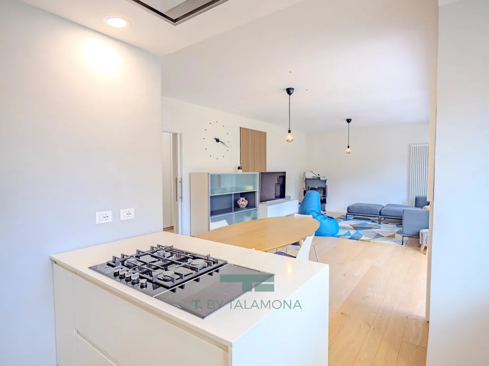 ELEGANT RENOVIERTE FREISTEHENDE VILLA MIT PRIVATGARTEN IN CUASSO AL MONTE – Foto 6 von 13