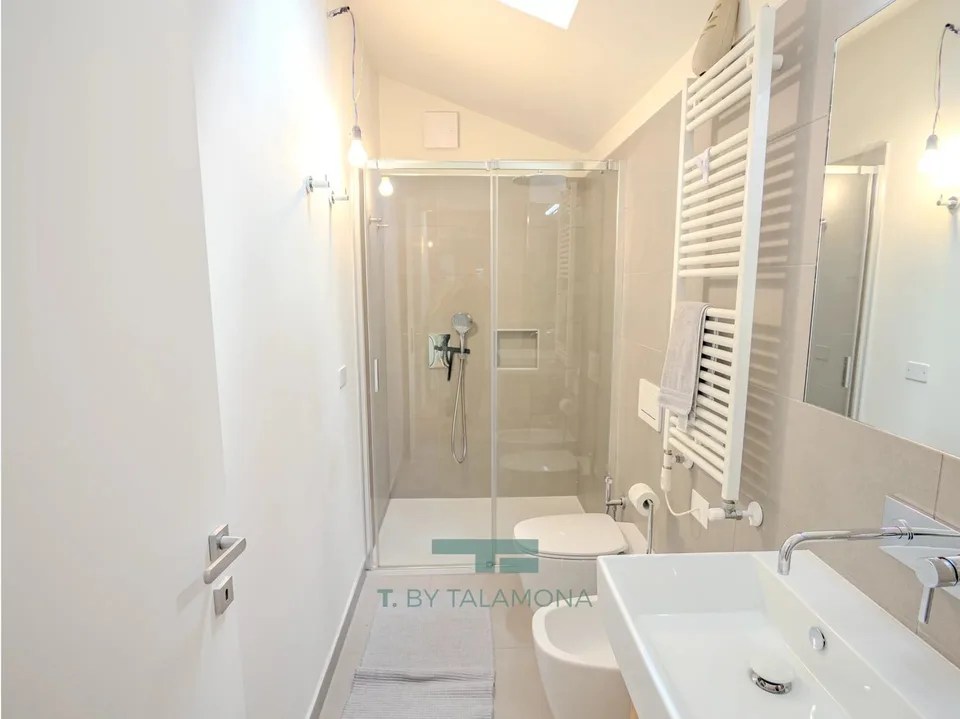 ELEGANT RENOVIERTE FREISTEHENDE VILLA MIT PRIVATGARTEN IN CUASSO AL MONTE – Foto 10 von 13