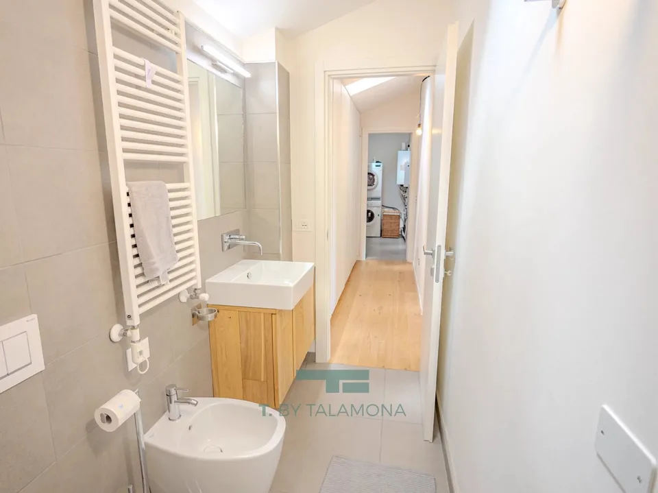 ELEGANT RENOVIERTE FREISTEHENDE VILLA MIT PRIVATGARTEN IN CUASSO AL MONTE – Foto 11 von 13