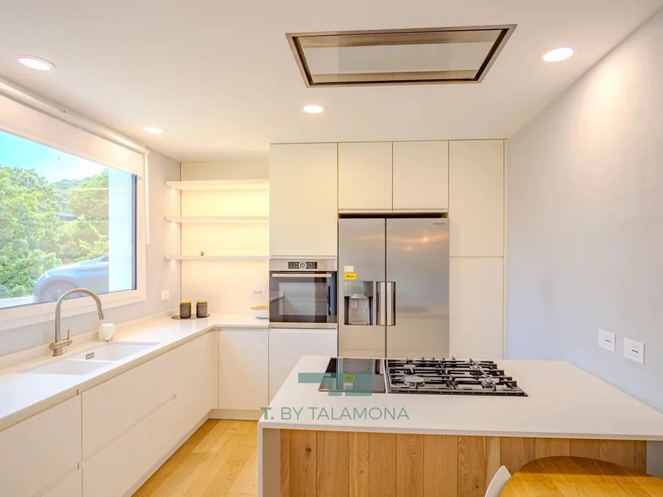 Villa indépendante élégante rénovée avec jardin privé à Cuasso al Monte