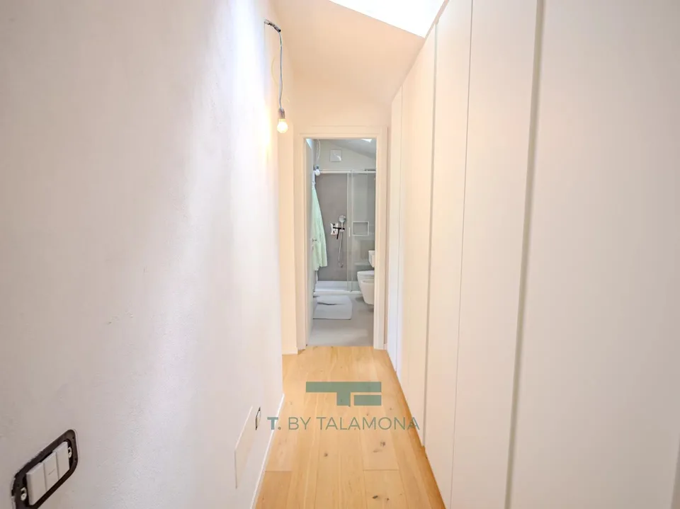 ELEGANT RENOVIERTE FREISTEHENDE VILLA MIT PRIVATGARTEN IN CUASSO AL MONTE – Foto 12 von 13