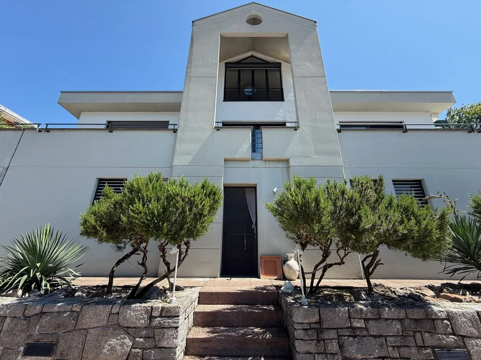VILLA MODERNA CON BELLISSIMA VISTA LAGO DI 180