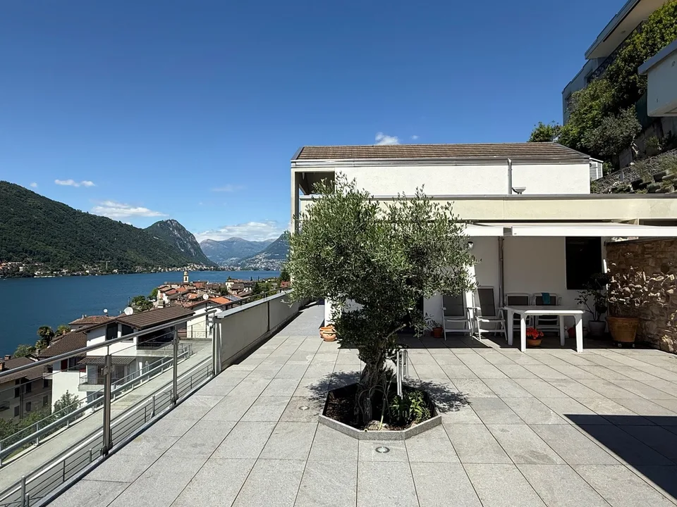 VILLA MODERNA CON BELLISSIMA VISTA LAGO DI 180