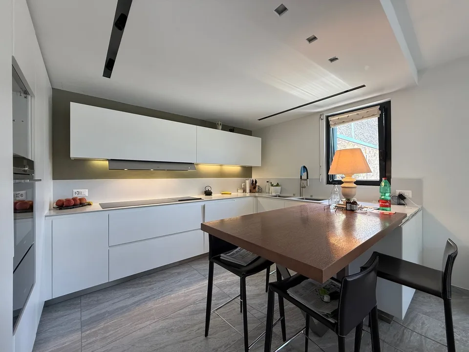 VILLA MODERNA CON BELLISSIMA VISTA LAGO DI 180 – photo 7 sur 13