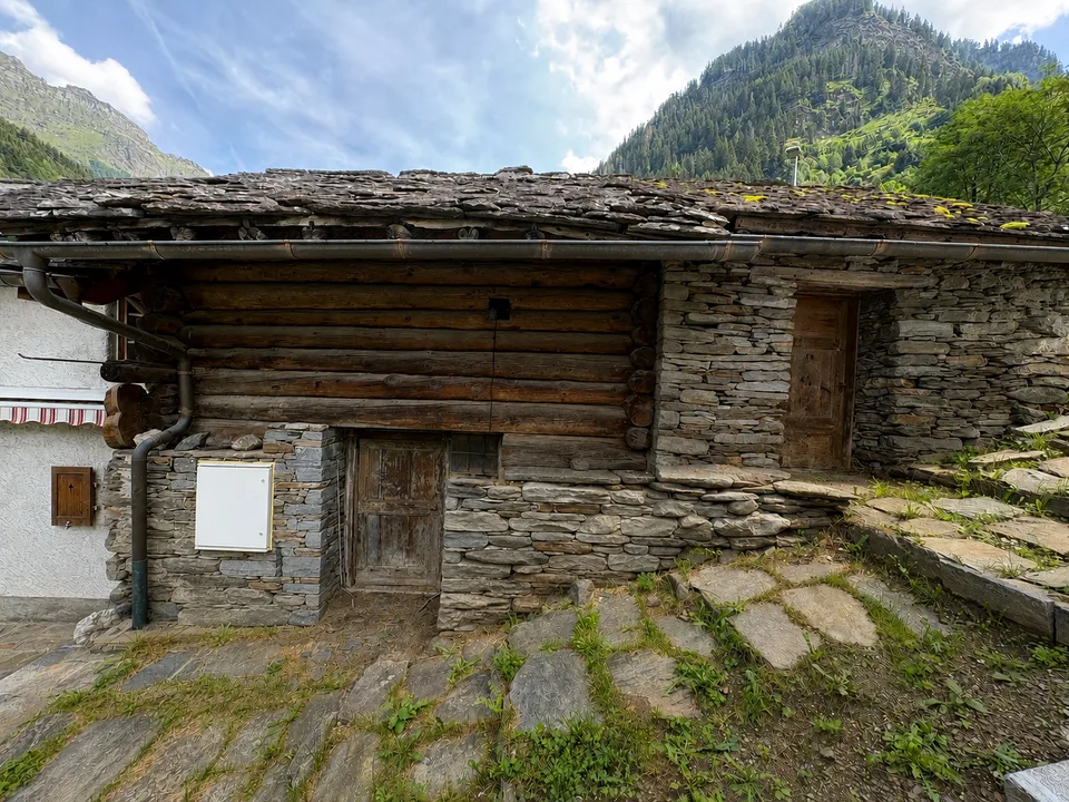 Bergbauernhof und Stall, mit Parkplatz, in Rossa, Graubünden – Foto 24 von 26