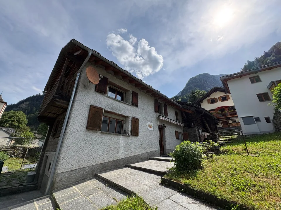 Cascina di montagna e stalla, con parcheggio, a Rossa, Grigioni