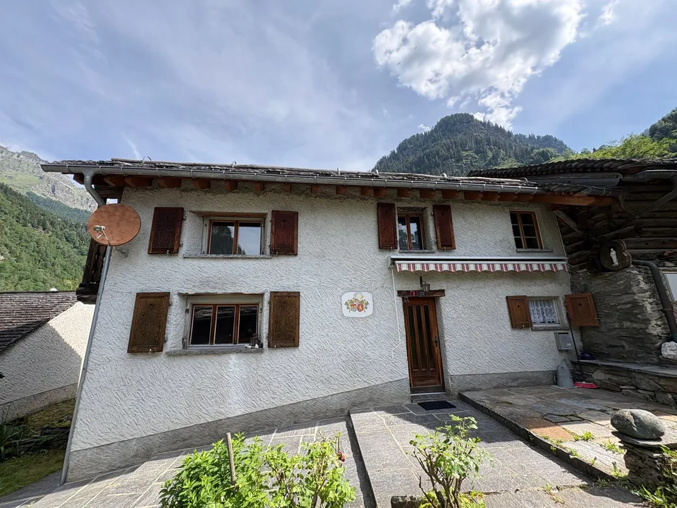 Cascina di montagna e stalla, con parcheggio, a Rossa, Grigioni