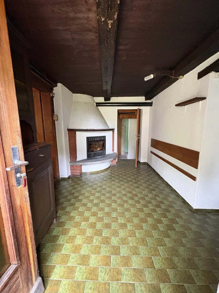 Cascina di montagna e stalla, con parcheggio, a Rossa, Grigioni