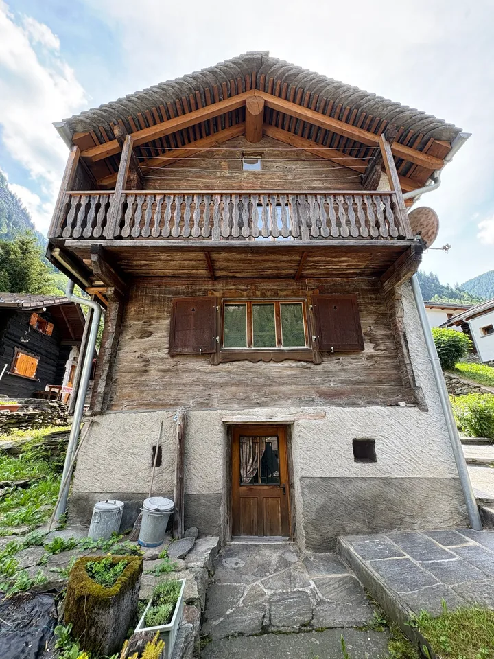 Cascina di montagna e stalla, con parcheggio, a Rossa, Grigioni