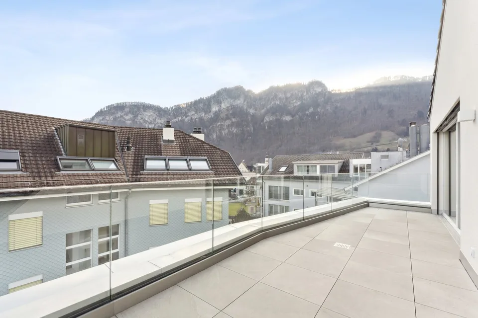 Nuova costruzione: appartamento attico esclusivo di 5,5 locali a Hergiswil – Nuova costruzione con vista sulla montagna