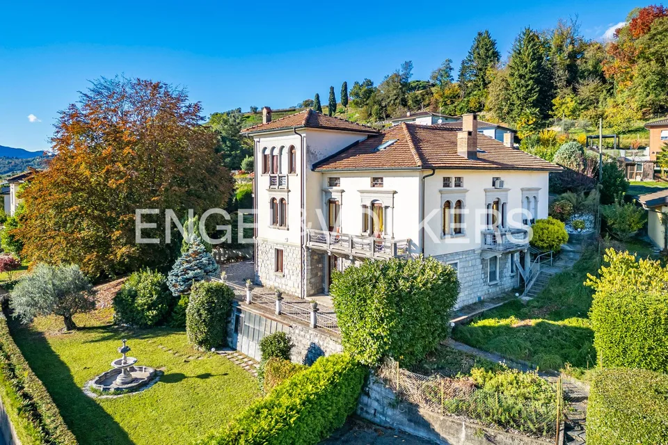 Raffinata villa d'epoca tra il verde del Mendrisiotto