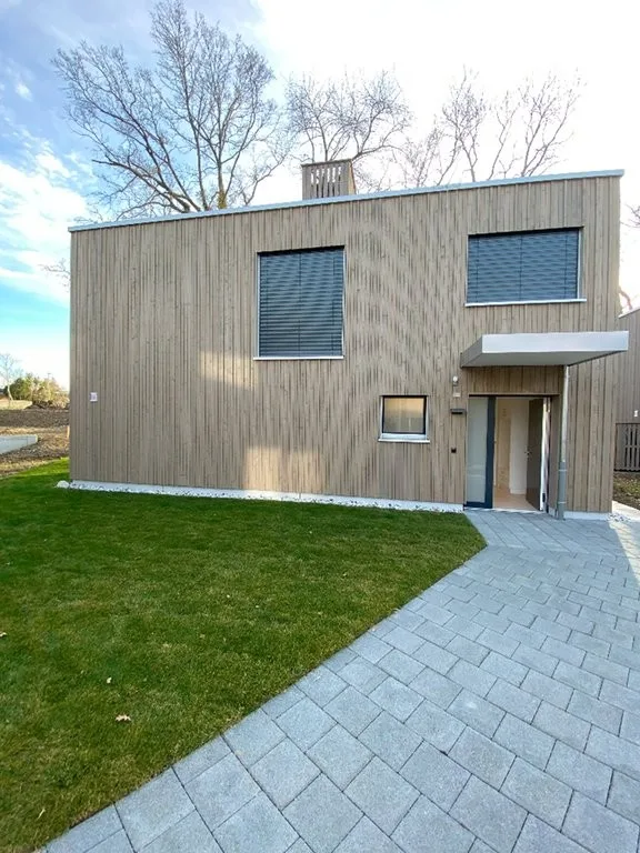 Réservé Nouvelle Première Occupation 5.5 Maison Unifamiliale avec Jardin tout autour de la Maison
