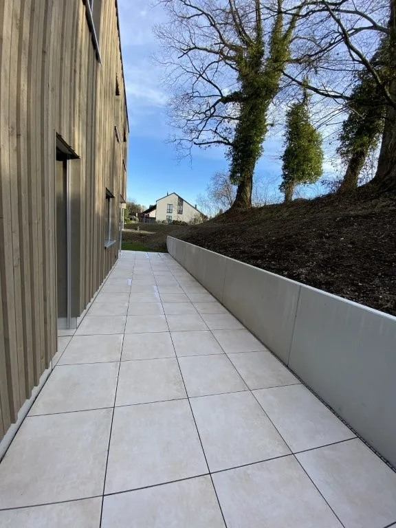 Réservé Nouvelle Première Occupation 5.5 Maison Unifamiliale avec Jardin tout autour de la Maison