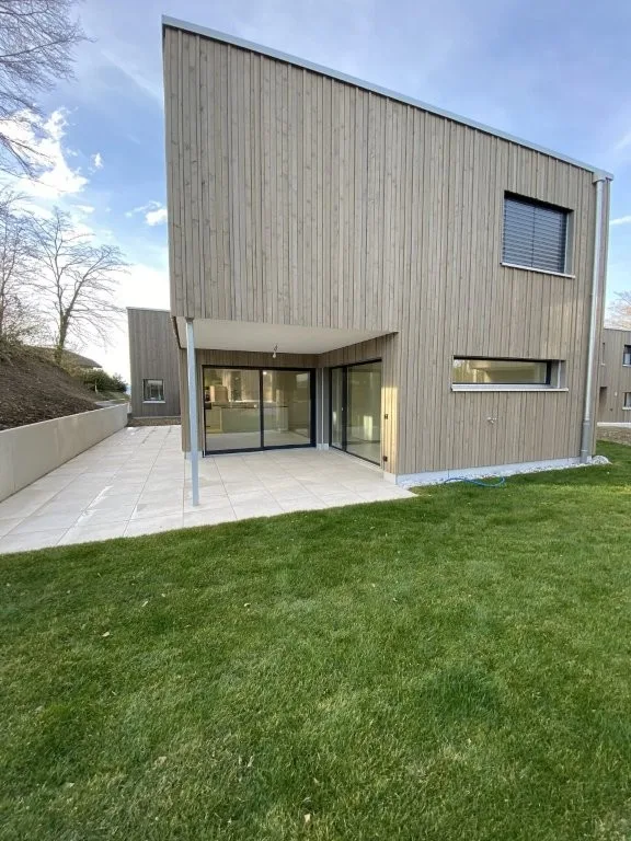 Réservé Nouvelle Première Occupation 5.5 Maison Unifamiliale avec Jardin tout autour de la Maison