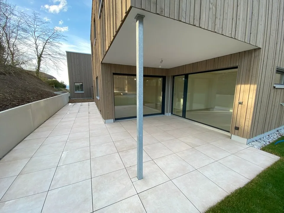 Réservé Nouvelle Première Occupation 5.5 Maison Unifamiliale avec Jardin tout autour de la Maison