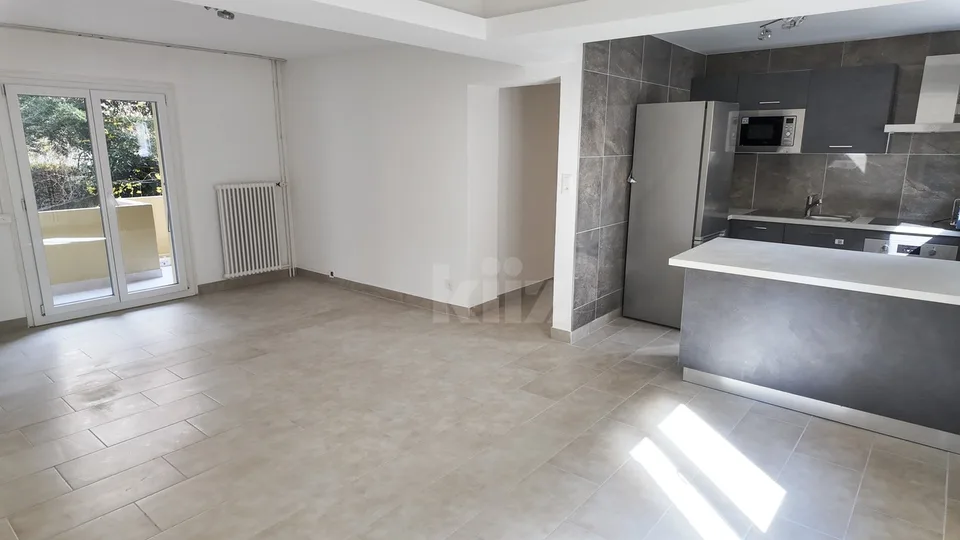 Appartement komplett renoviert mit Terrasse und Garten