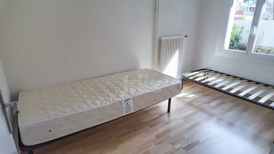 Vollständig renovierte Wohnung mit Terrasse und Garten – Foto 10 von 12