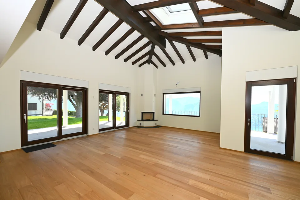 Splendida Villa Completamente Ristrutturata con Piscina e Vista Lago