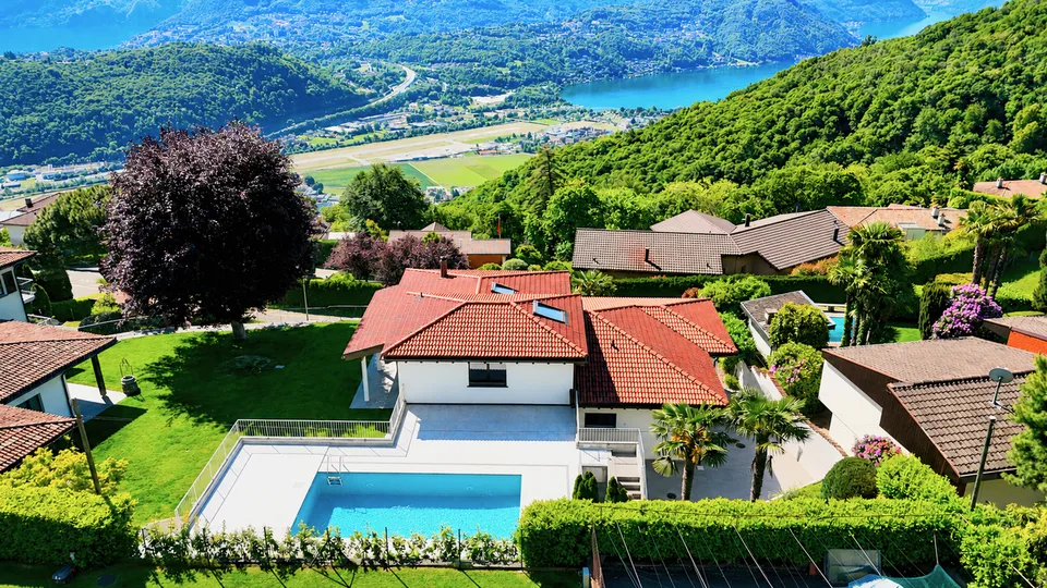 Splendida Villa Completamente Ristrutturata con Piscina e Vista Lago