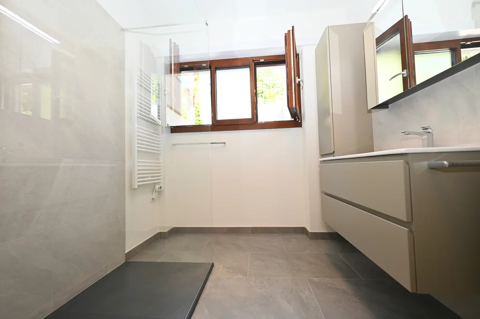Splendida Villa Completamente Ristrutturata con Piscina e Vista Lago – Foto 12 von 13