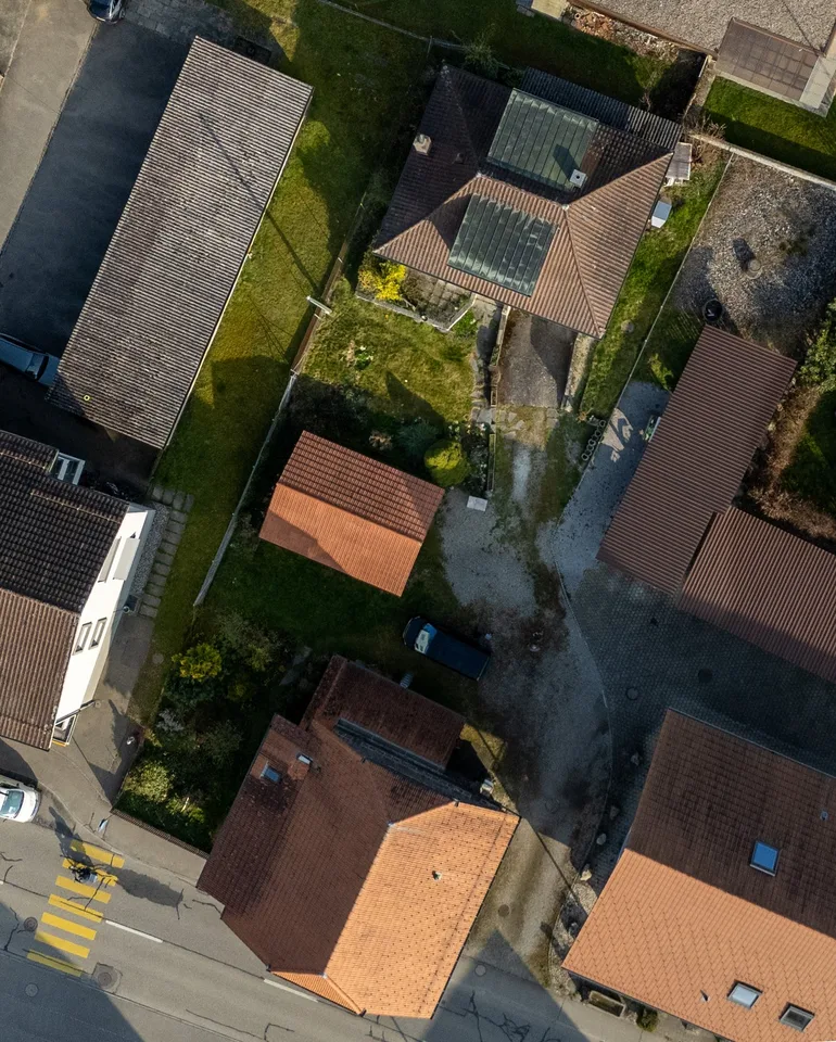 Terreno edificabile attraente con stock residenziale, nel mezzo di Koppigen – Utzenstorfstrasse 4a e 6