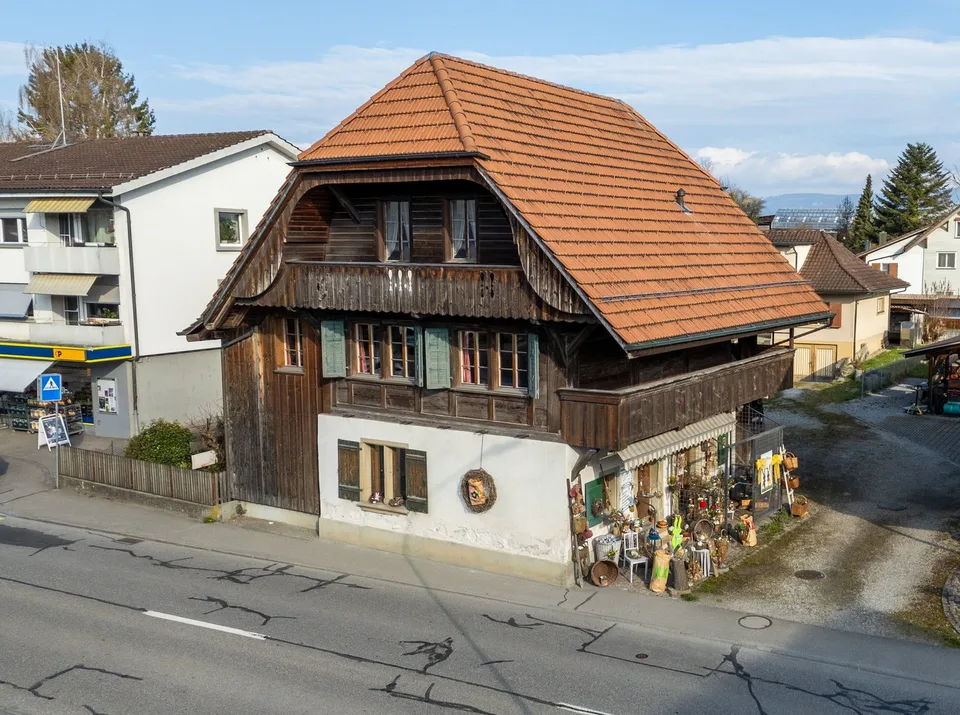 Terreno edificabile attraente con stock residenziale, nel mezzo di Koppigen – Utzenstorfstrasse 4a e 6