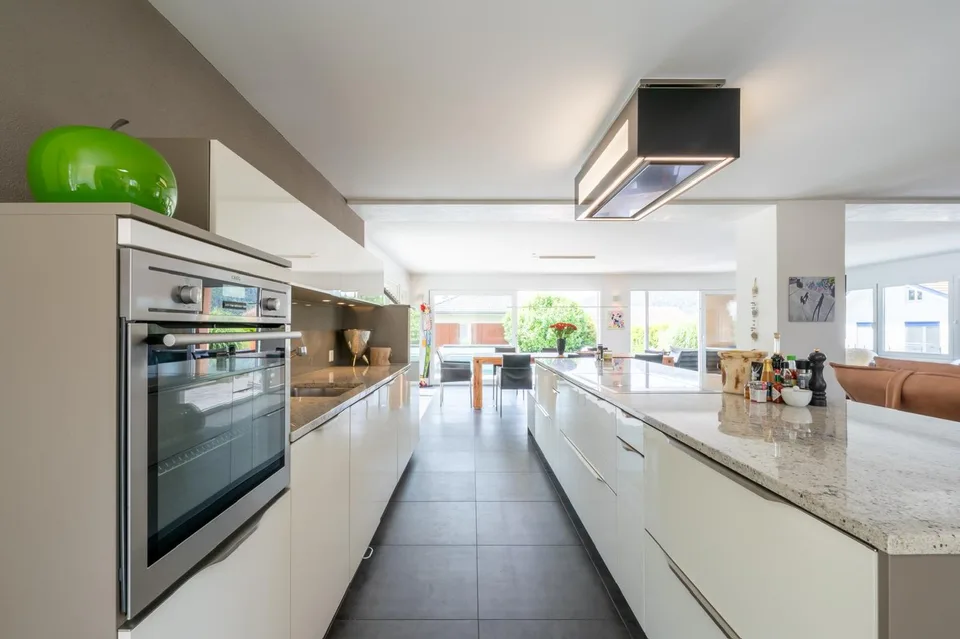 Modern & Aussergewöhnlich mit 290m2 Nutzfläche, gepflegte Gartenanlage mit Chromstahlpool