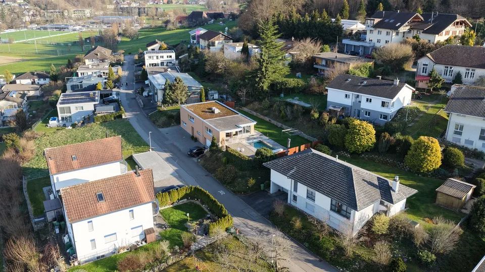 Modern & Aussergewöhnlich mit 290m2 Nutzfläche, gepflegte Gartenanlage mit Chromstahlpool