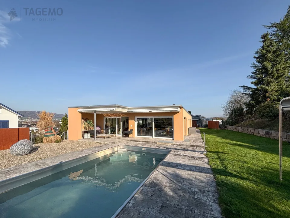 Modern & Aussergewöhnlich mit 290m2 Nutzfläche, gepflegte Gartenanlage mit Chromstahlpool