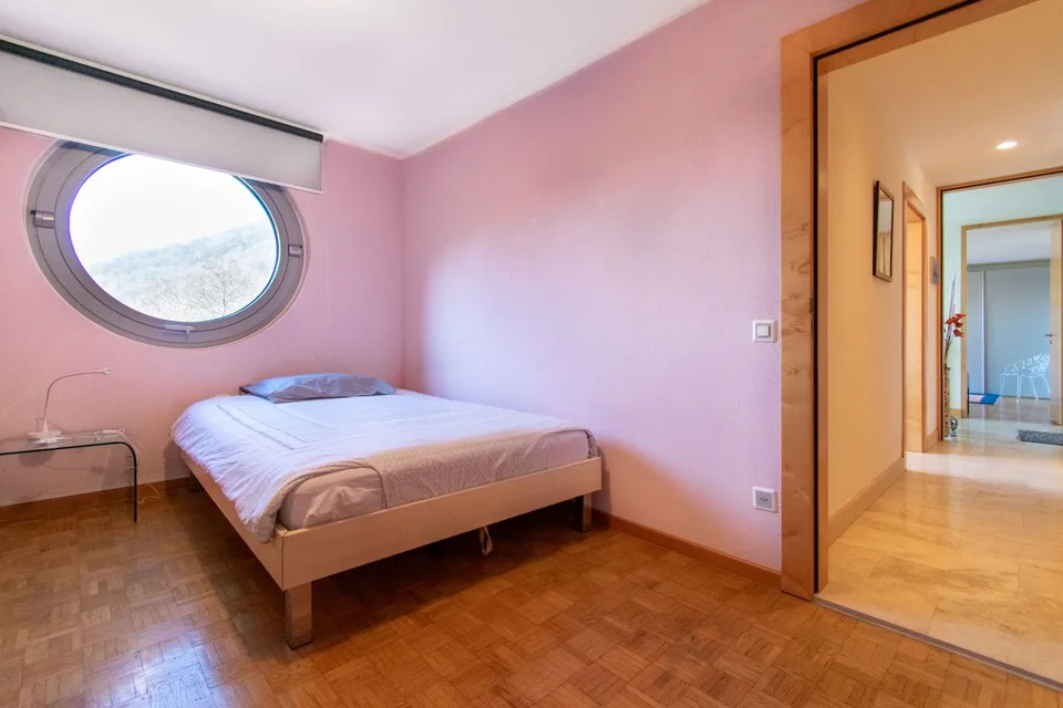 Villa mit Einzelwohnung, eingebettet in die Natur mit Pool und großem Garten – Foto 7 von 13