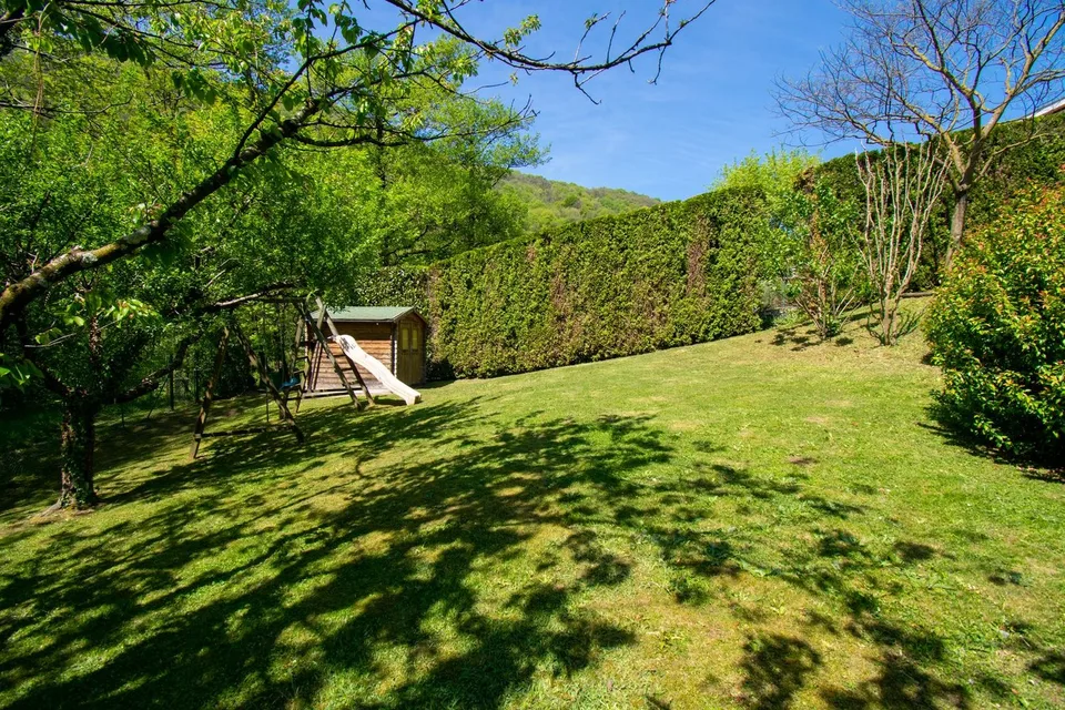 Villa mit Einzelwohnung, eingebettet in die Natur mit Pool und großem Garten – Foto 12 von 13