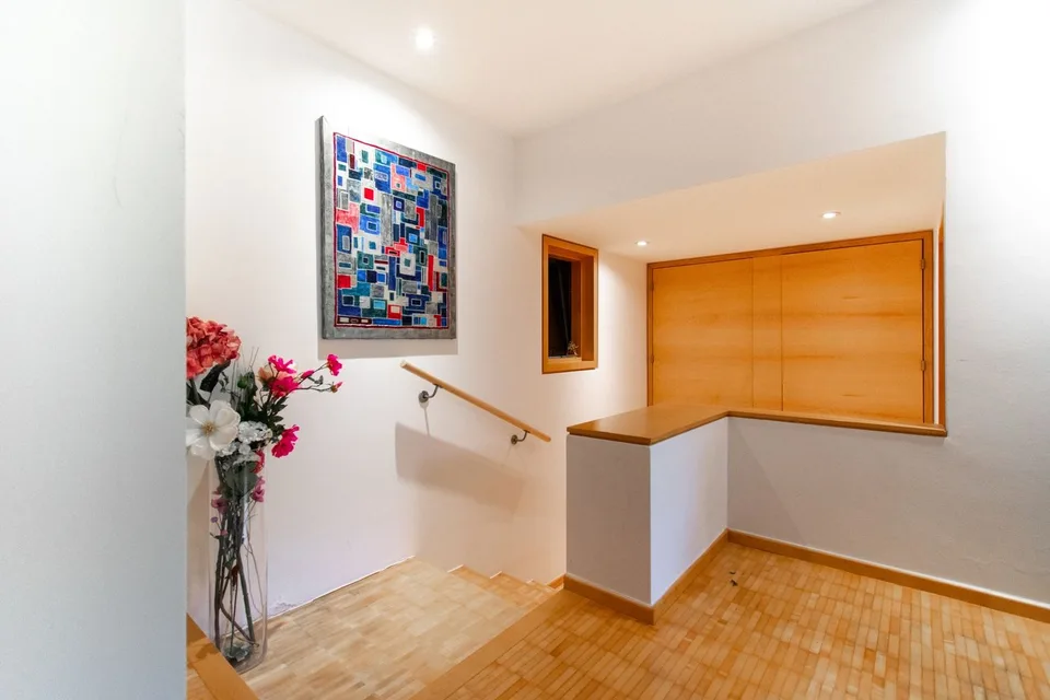 Villa mit Einzelwohnung, eingebettet in die Natur mit Pool und großem Garten – Foto 8 von 13
