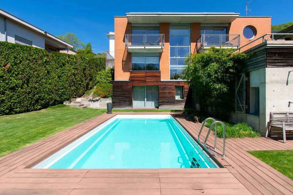 VILLA UNIFAMILIARE IMMERSA NEL VERDE CON PISCINA E AMPIO GIARDINO